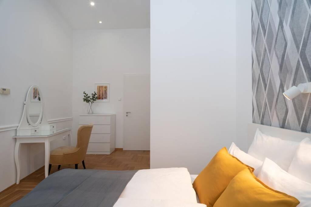 Located, 150 M2 5 Bedrooms Apt., דירה