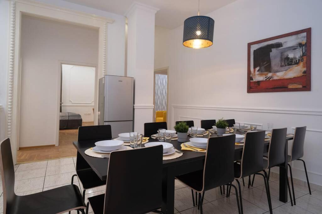 Located, 150 M2 5 Bedrooms Apt., דירה בודפשט