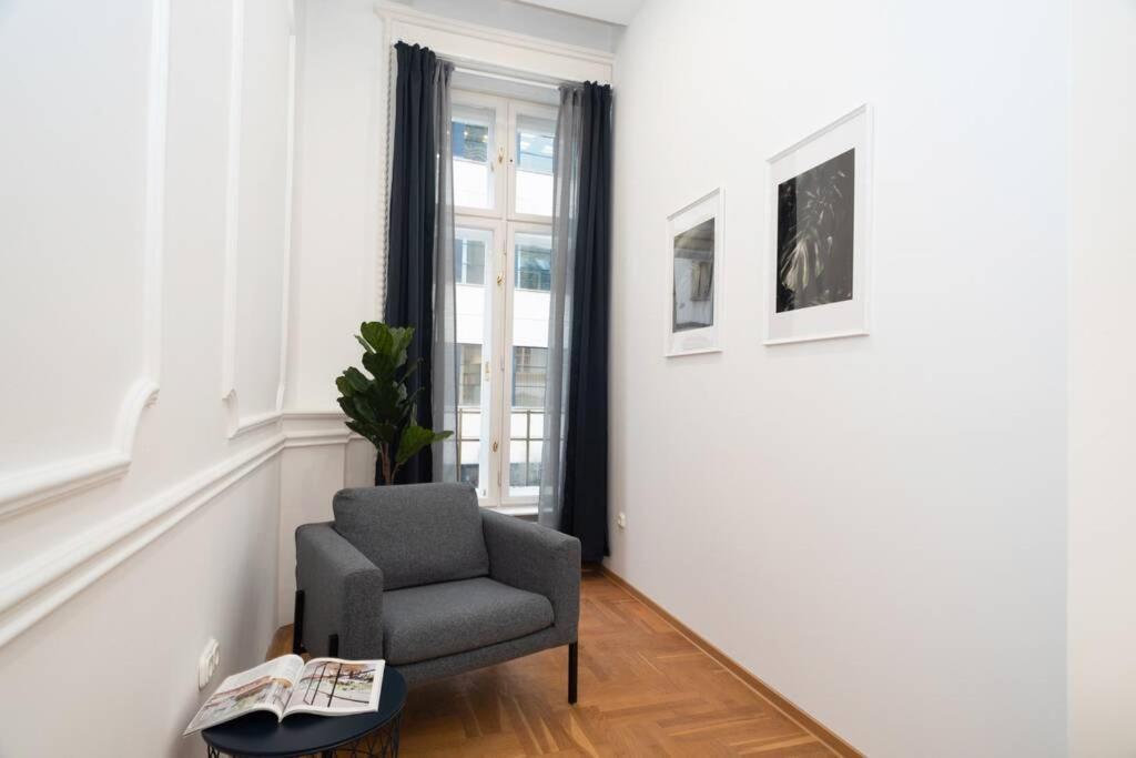 Located, 150 M2 5 Bedrooms Apt., * בודפשט
