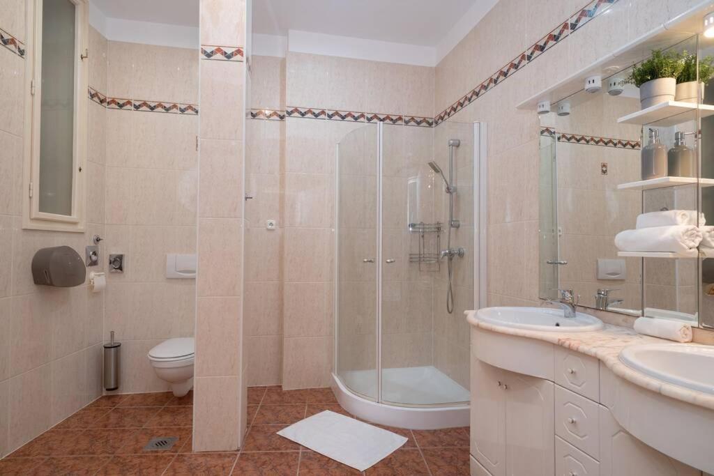 Located, 150 M2 5 Bedrooms Apt., בודפשט