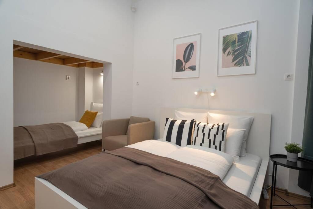 Located, 150 M2 5 Bedrooms Apt., דירה *