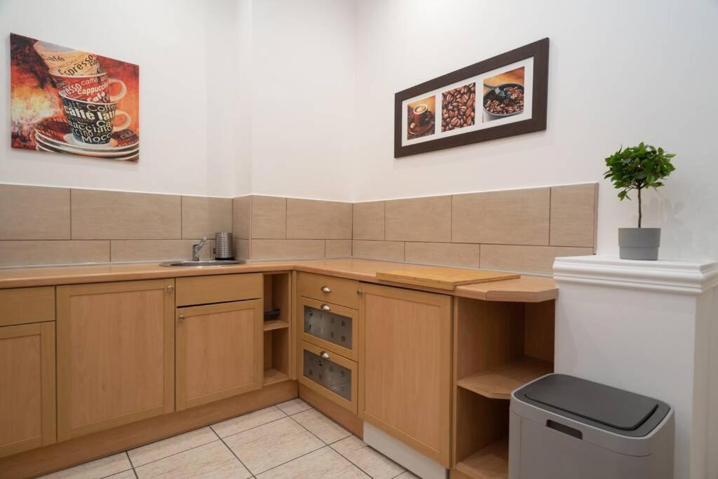 דירה Located, 150 M2 5 Bedrooms Apt., בודפשט