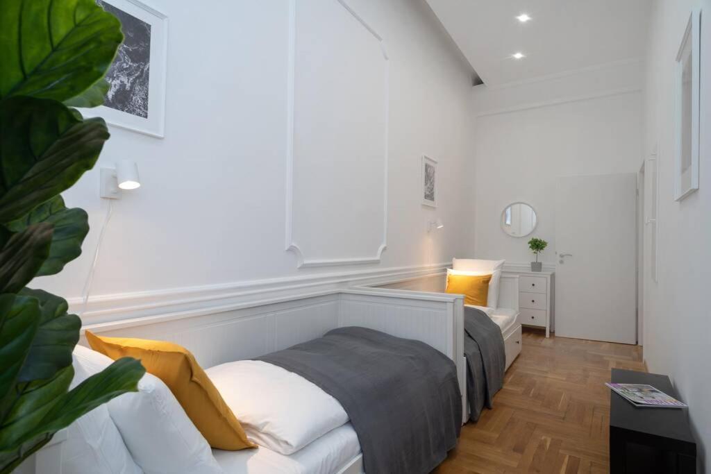 דירה Located, 150 M2 5 Bedrooms Apt., *