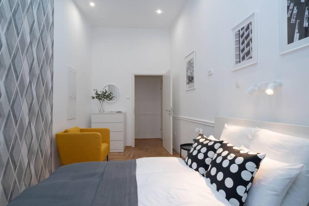 דירה Located, 150 M2 5 Bedrooms Apt., *